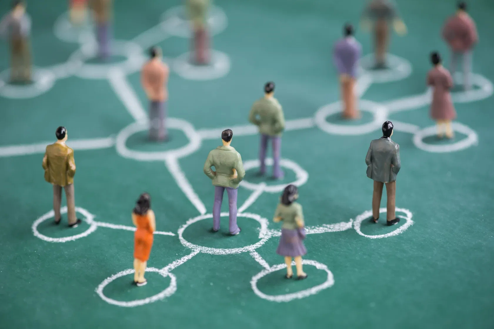 なぜあの企業は選ばれるのか？──BtoBマーケティングに効く「準拠集団理論」の活用法