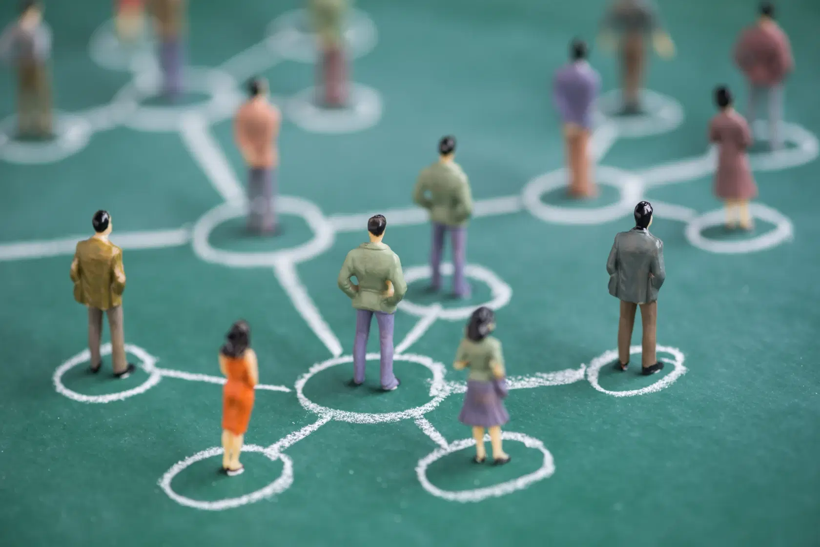 なぜあの企業は選ばれるのか?──BtoBマーケティングに効く「準拠集団理論」の活用法